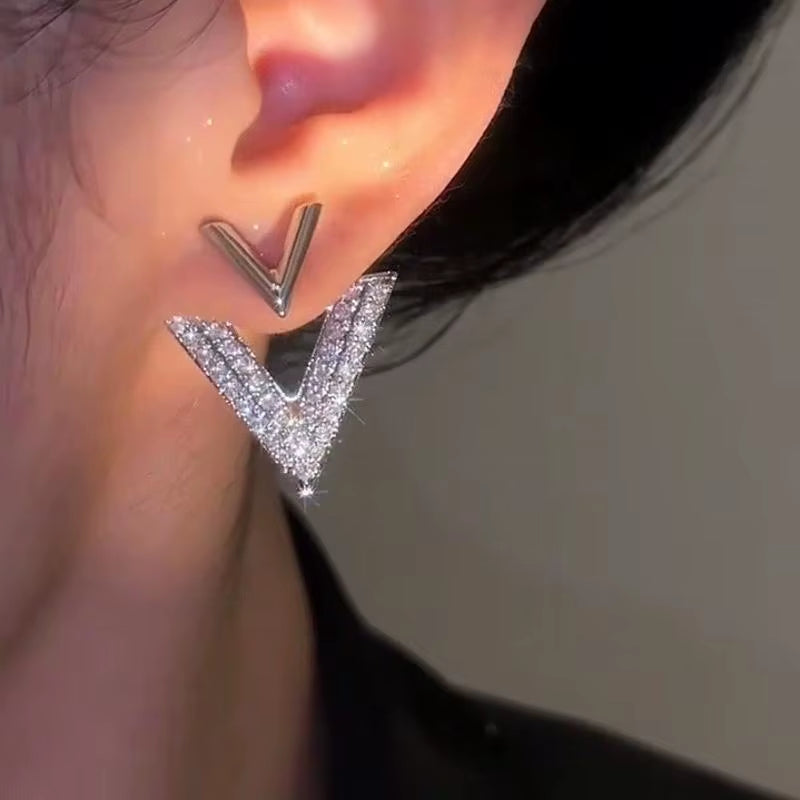 ULIZ Korea New Design Fashion Jewelry Gold Plated Luxury Zircon Letter V Earrings Elegant Women'S Evening Party Accessories